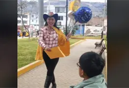 Emprendimiento se viraliza por entregar con globos y baile una demanda de pensi&oacute;n alimenticia