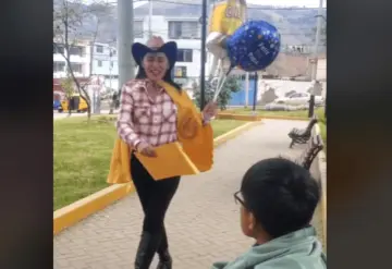 Emprendimiento se viraliza por entregar con globos y baile una demanda de pensión alimenticia