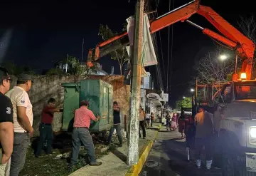 Gobierno de Comalcalco continúa haciendo frente y dando solución a vecinos por problemática con el servicio de energía eléctrica ahora en la colonia San Silverio