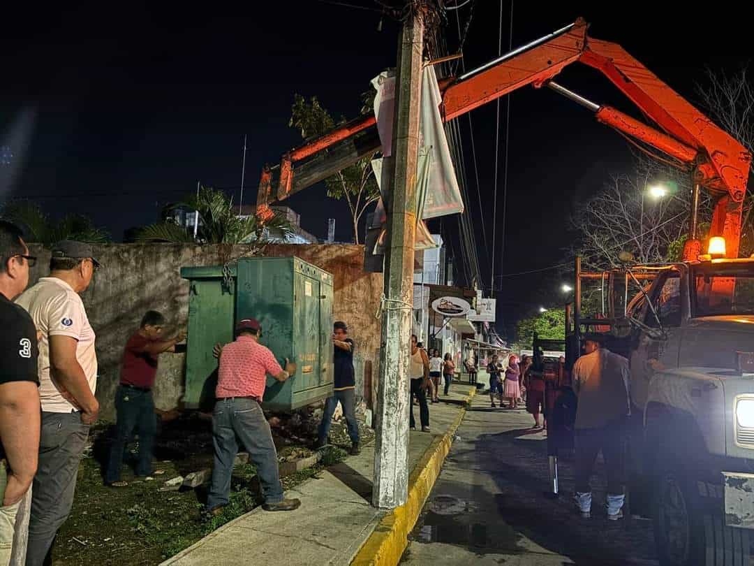 Gobierno de Comalcalco continúa haciendo frente y dando solución a vecinos por problemática con el servicio de energía eléctrica ahora en la colonia San Silverio