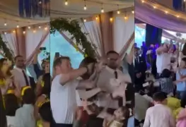 Canelo Álvarez se luce lanzando bolo de billetes en bautizo