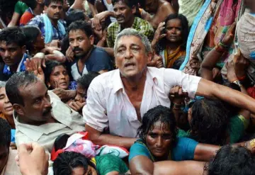 Estampida en India en evento religioso deja un centenar de muertos