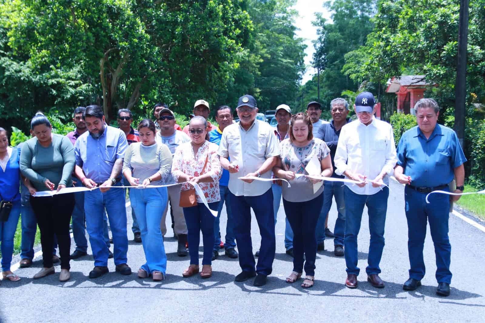 Inaugura presidente de Comalcalco la obra de rehabilitación del camino principal de la ranchería Emiliano Zapata