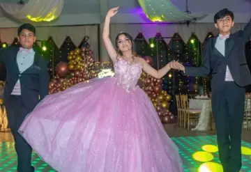 Forman quinceañeras con mucho estilo