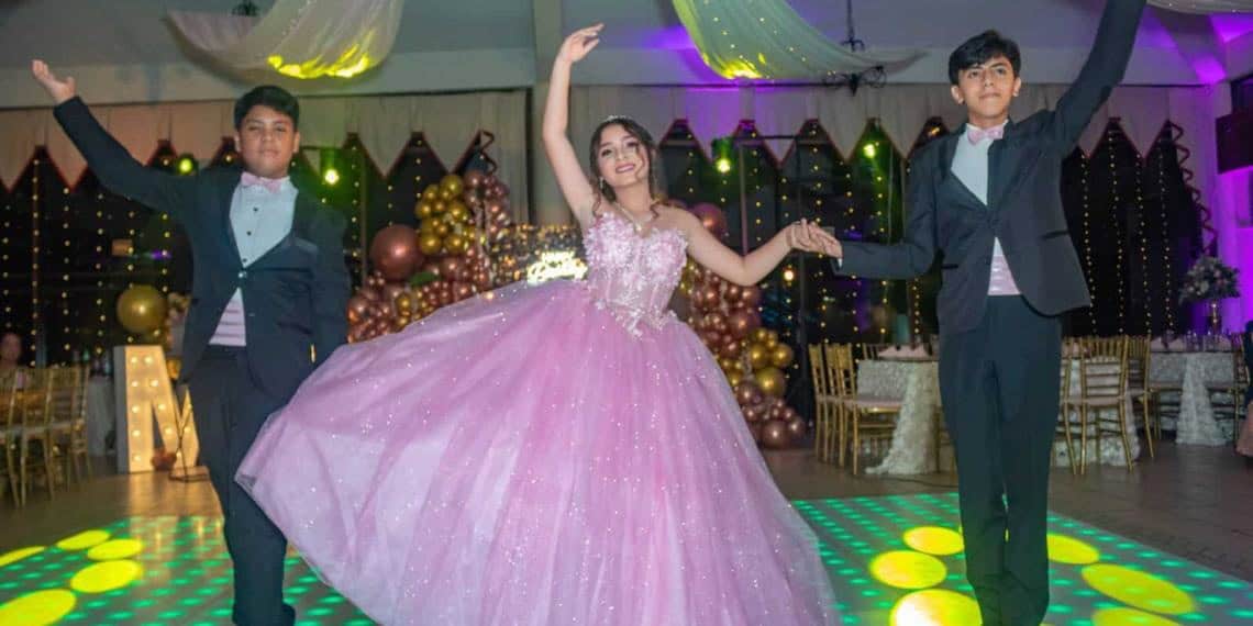 Forman quinceañeras con mucho estilo