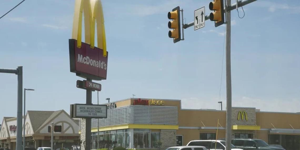 Hombre armado entra a un McDonalds de NY y dispara contra dos niños