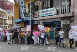 Manifestantes a favor de doctora y familiares en contra se encuentran en Plaza de Armas