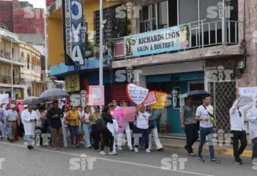 Manifestantes a favor de doctora y familiares en contra se encuentran en Plaza de Armas