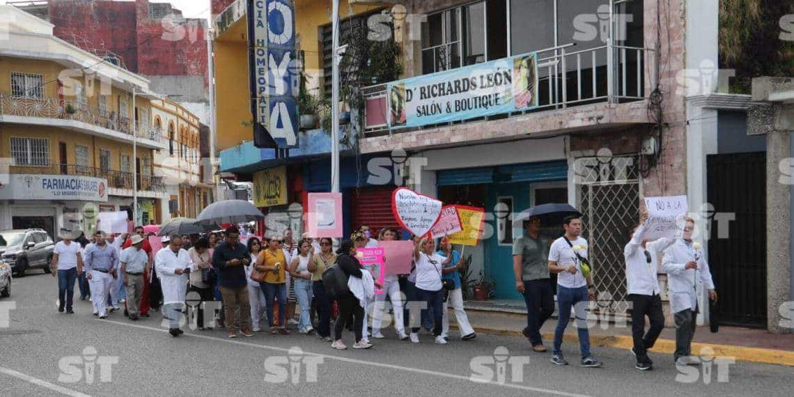 Manifestantes a favor de doctora y familiares en contra se encuentran en Plaza de Armas