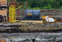 Pobladores hartos bloquearon carretera para clausurar compañía de residuos contaminantes