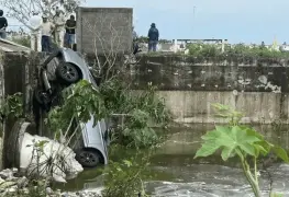 Sacerdote muere tras caer su auto a canal durante las fuertes lluvias en Veracruz
