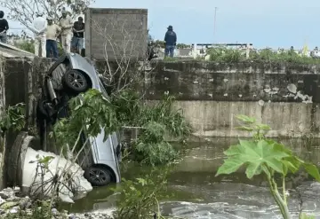 Sacerdote muere tras caer su auto a canal durante las fuertes lluvias en Veracruz
