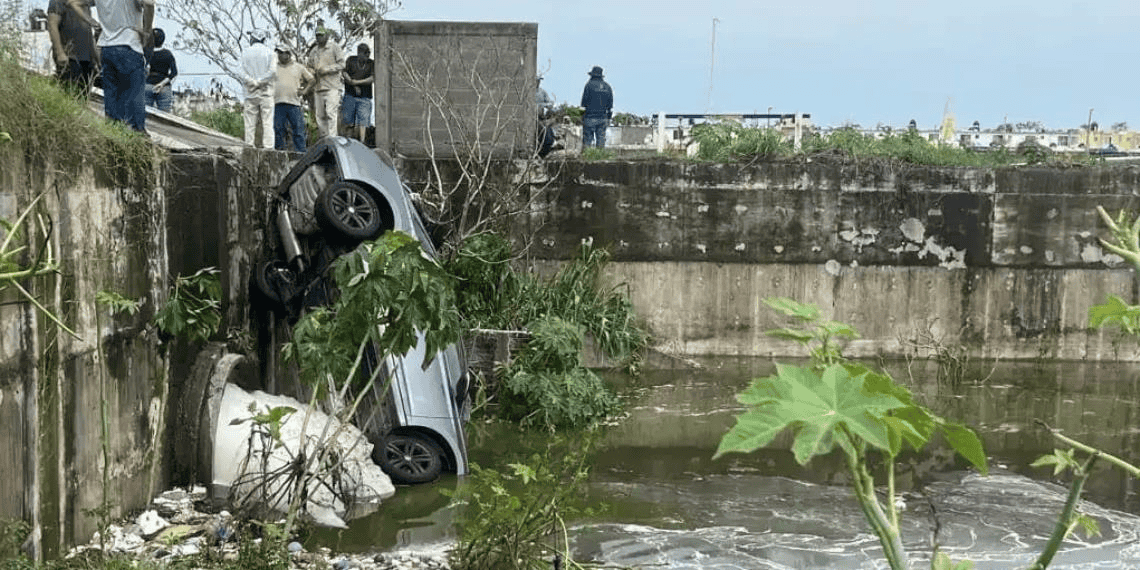 Sacerdote muere tras caer su auto a canal durante las fuertes lluvias en Veracruz