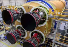 Cohete de la NASA que se usará en primera misión tripulada a la Luna sale de la fábrica