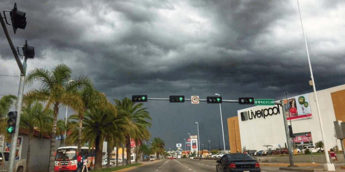 Onda tropical No. 13 sobre el sureste y sur de México propiciará chubascos y lluvias fuertes