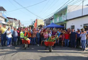 Participan vecinos de la colonia Gil y Sáenz en la Jornada de Limpieza en sus calles