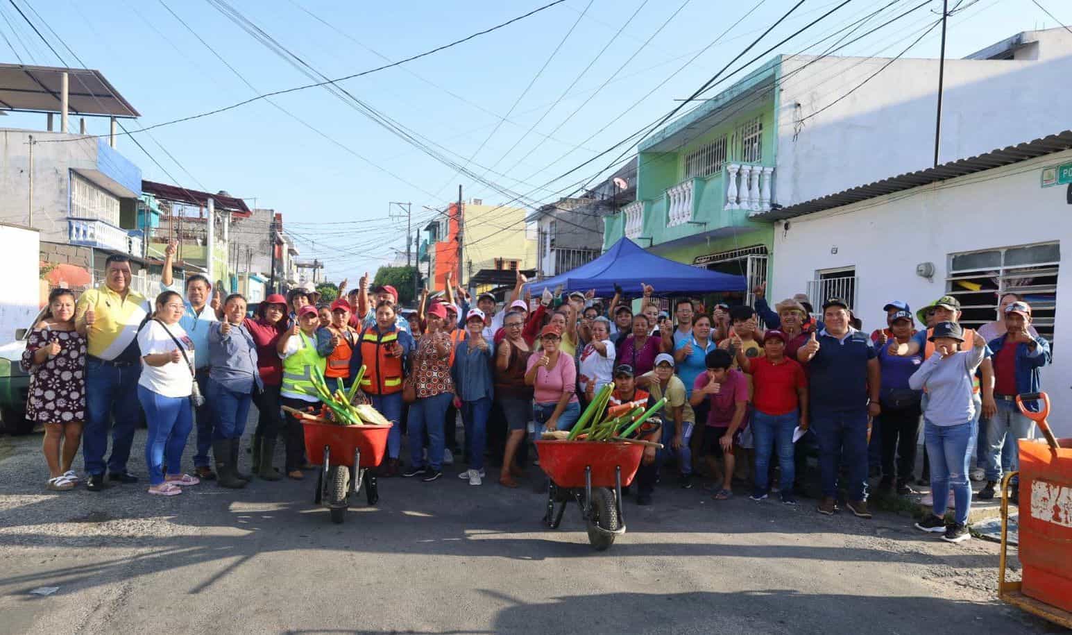 Participan vecinos de la colonia Gil y Sáenz en la Jornada de Limpieza en sus calles