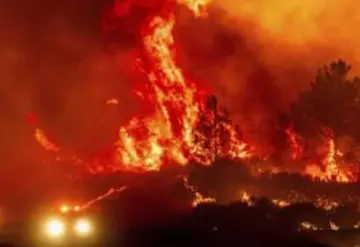 Incendio sin control en California que ha obligado al desalojo y cierre de carreteras