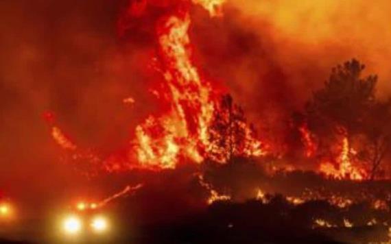 Incendio sin control en California que ha obligado al desalojo y cierre de carreteras