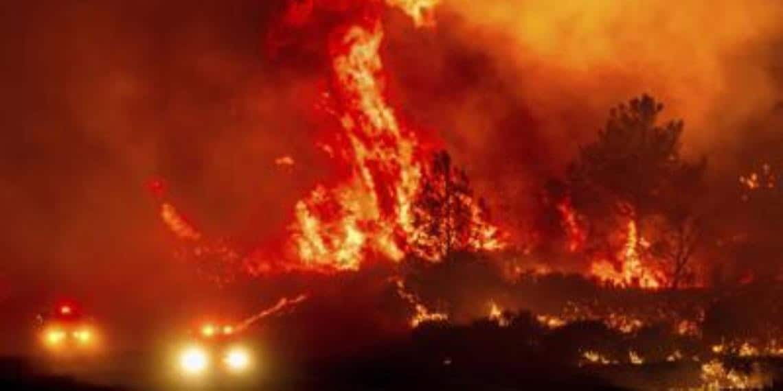 Incendio sin control en California que ha obligado al desalojo y cierre de carreteras