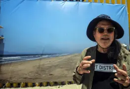 Artista de EE.UU. coloca una foto monumental en el muro con México para "borrar" la frontera