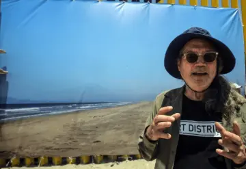 Artista de EE.UU. coloca una foto monumental en el muro con México para "borrar" la frontera