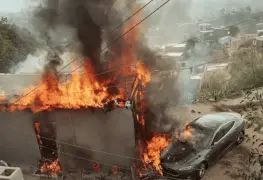 Turista estadounidense intenta conectar su Tesla a la luz y provoca un enorme incendio en Tijuana
