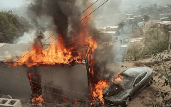 Turista estadounidense intenta conectar su Tesla a la luz y provoca un enorme incendio en Tijuana