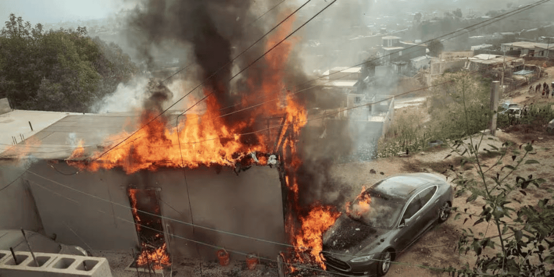 Turista estadounidense intenta conectar su Tesla a la luz y provoca un enorme incendio en Tijuana