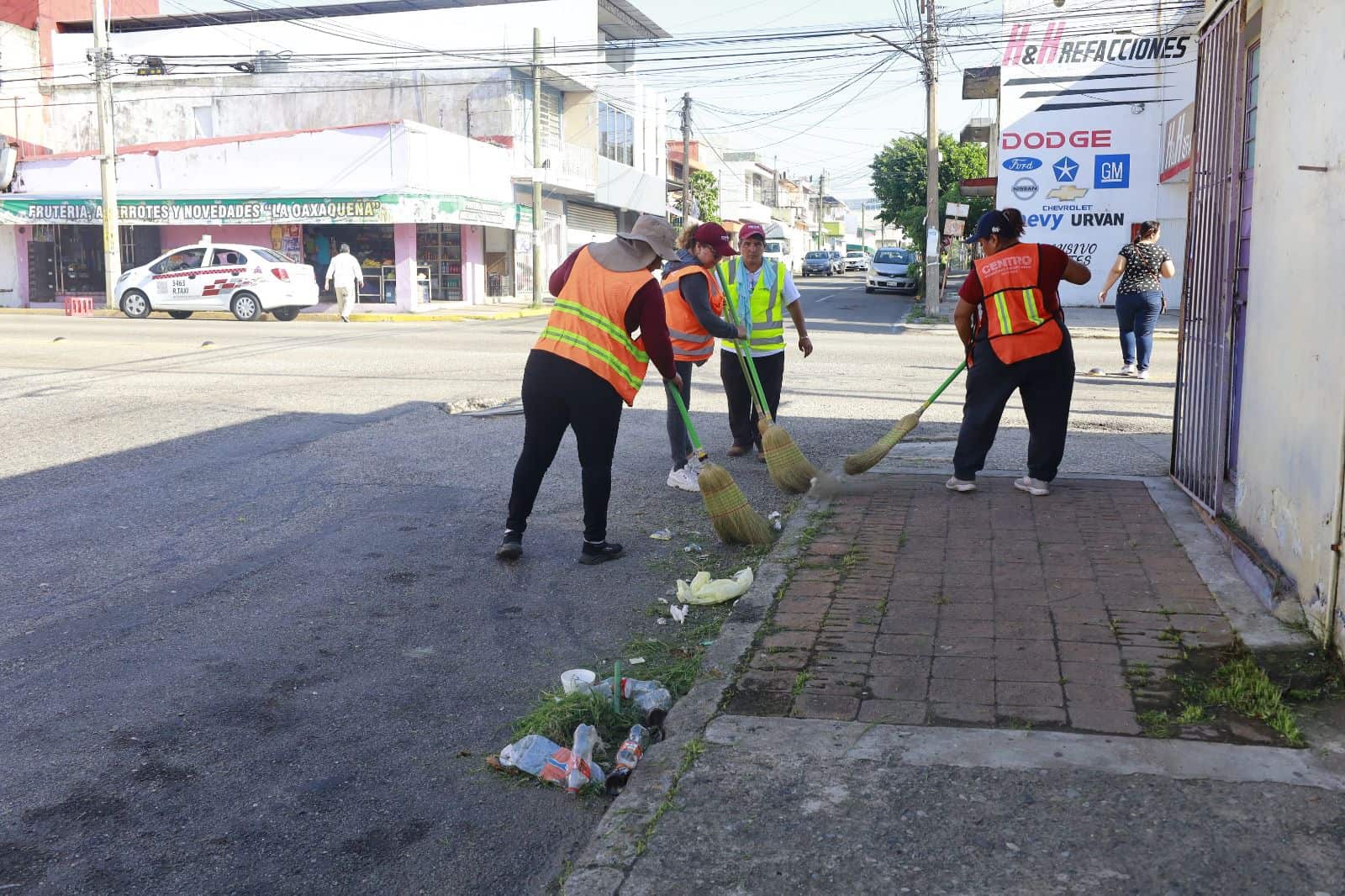 Conmemora alcaldesa Aura Medina Cano con trabajadores el Día del Barrendero