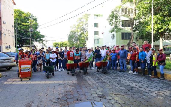 Apoyan vecinos del conjunto habitacional Multi 80, 83 y 85 la Jornada Integral de Limpieza