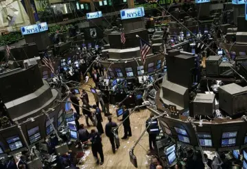 Wall Street abre al alza tras derrumbe del "lunes negro"
