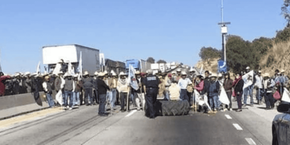 Se mantiene cierre en ambos sentidos de la México-Puebla; suman más de 48 horas de bloqueo