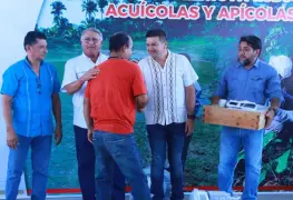 Gobierno de Comalcalco entrega apoyos a productores apícolas del municipio