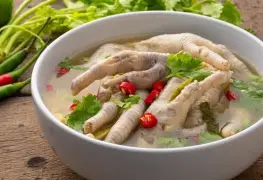 ¿Qué beneficios tiene comer patitas de pollo?