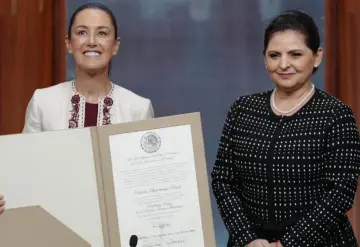 Claudia Sheinbaum recibe constancia como Presidenta Electa de México