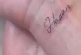 La novia de Peso Pluma se tatúa el nombre del cantante y lo presume en redes