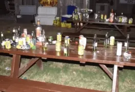 Joven se golpeó la cabeza al caer del techo en una fiesta con alcohol
