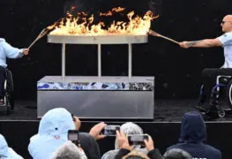 Bajo intensa lluvia en Londres; Se enciende la llama de los Juegos Paralímpicos