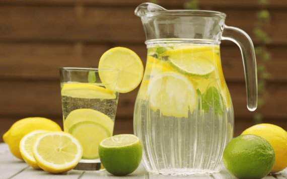 La advertencia de los expertos sobre beber agua con limón