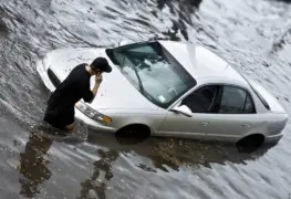 Hombre arriesga su vida para rescatar a mujer de inundación en EdoMex
