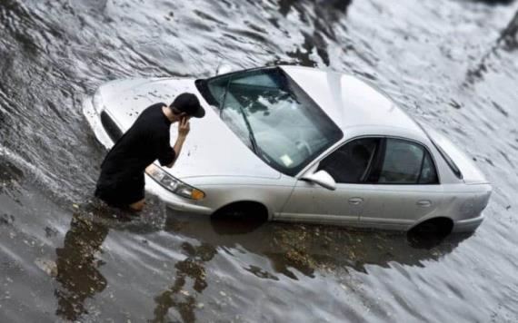 Hombre arriesga su vida para rescatar a mujer de inundación en EdoMex