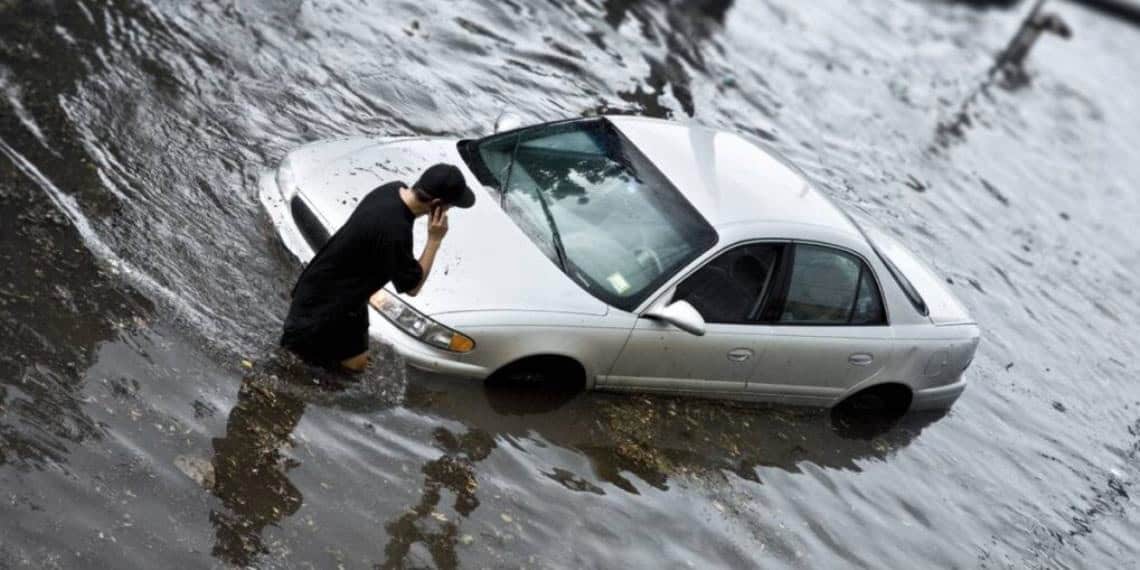 Hombre arriesga su vida para rescatar a mujer de inundación en EdoMex