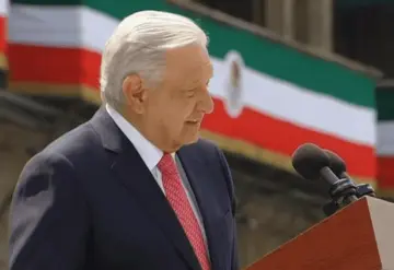 AMLO realiza consulta a mano alzada en el zócalo sobre Reforma Judicial