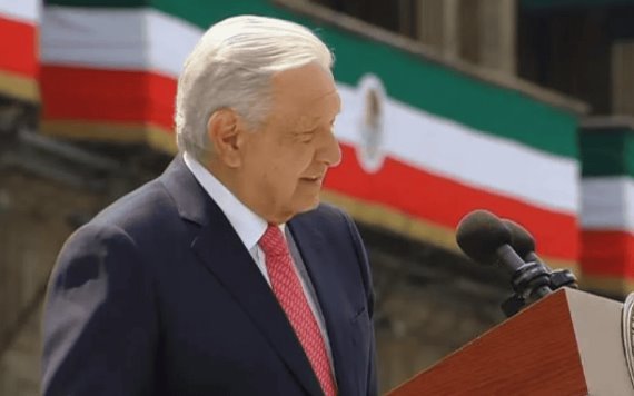 AMLO realiza consulta a mano alzada en el zócalo sobre Reforma Judicial