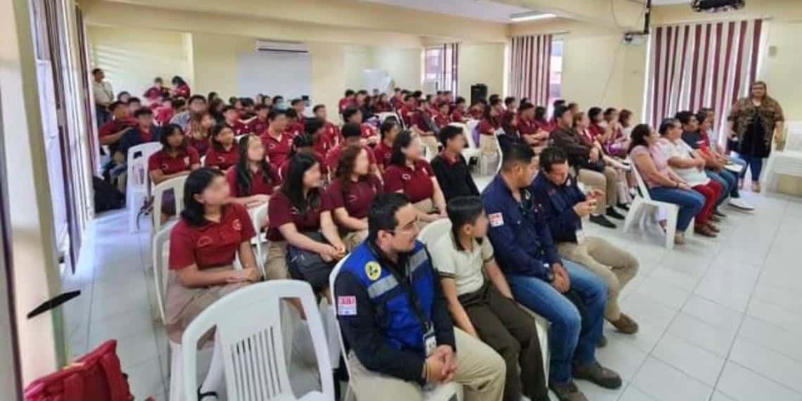 Completa Centro capacitación de alumnos y docentes del CETIS 70 en Protección Civil