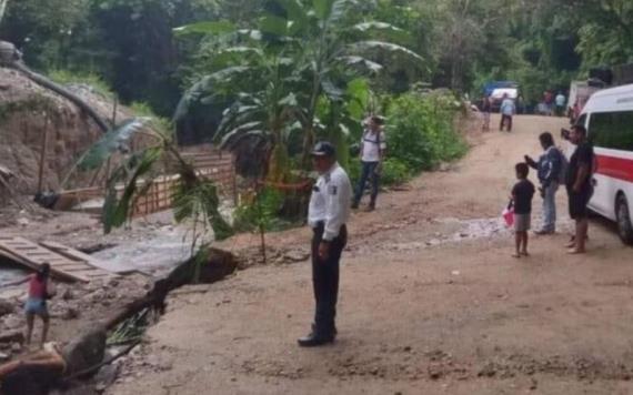 Colapsa puente provisional en carretera de la costa de Oaxaca