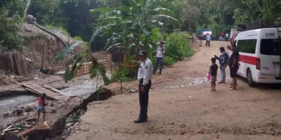 Colapsa puente provisional en carretera de la costa de Oaxaca