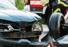 Automovilista se pasa el alto y atropella a biker en Iztapalapa; fuerte video