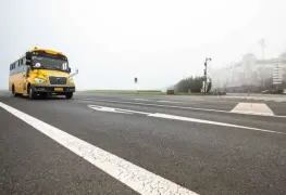 Terrible accidente en China; Autobús escolar atropella a varias personas, mueren 11